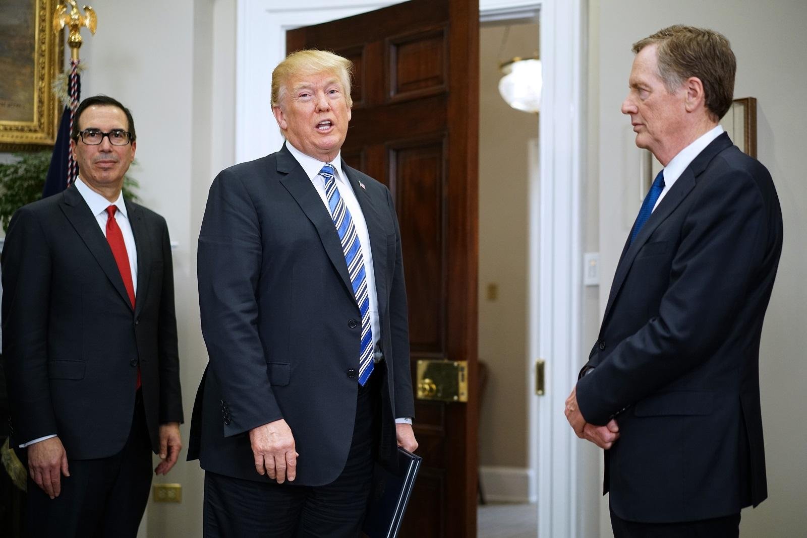 Bloco entra em "guerra econ&ocirc;mica" com americanos ap&oacute;s iniciativa de Trump