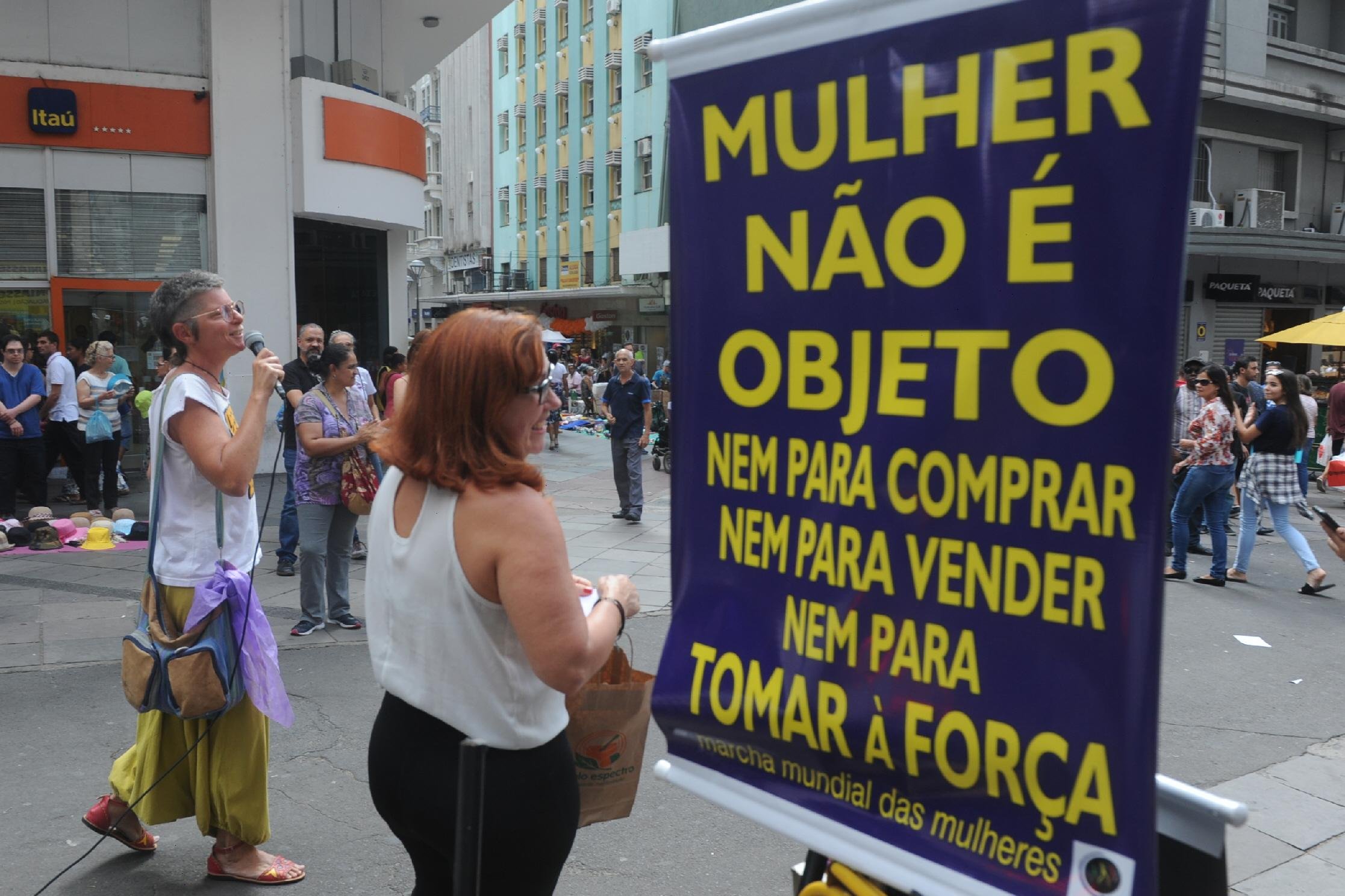Mulheres fizeram ato na Esquina Democr&aacute;tica, nesta quinta-feira