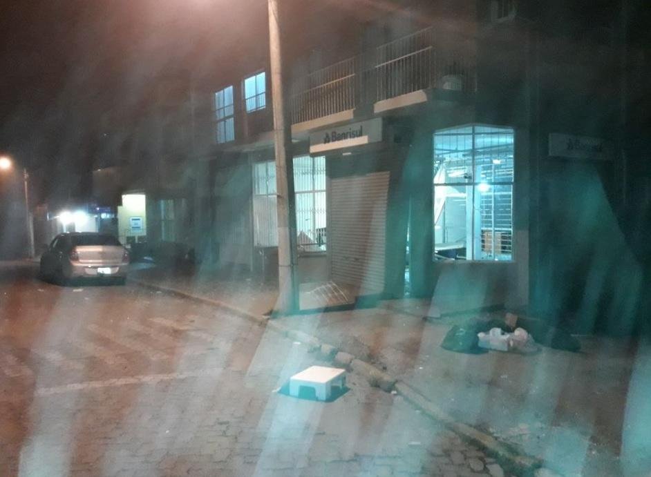 Criminosos arrombam banco e roubam cofre em Amaral Ferrador 
