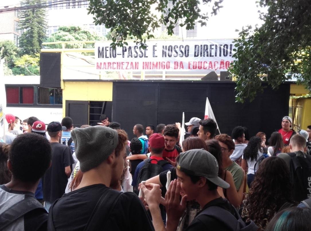 Protesto de estudantes antecede reuni&atilde;o do Comtu para definir tarifa de &ocirc;nibus 