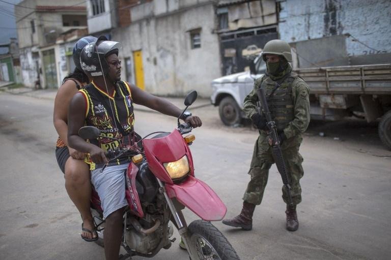 Moradores de comunidades se organizam para vigiar a interven&ccedil;&atilde;o dos militares no Rio