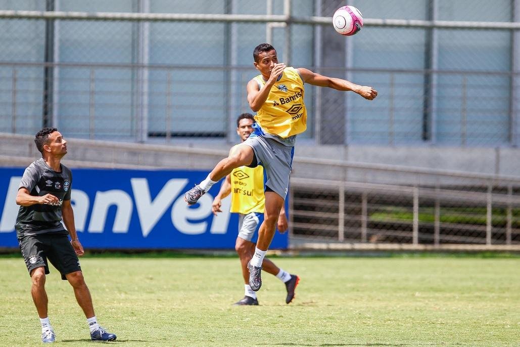 C&iacute;cero revela prefer&ecirc;ncias, mas diz estar &agrave; disposi&ccedil;&atilde;o para jogar at&eacute; de zagueiro no Gr&ecirc;mio 