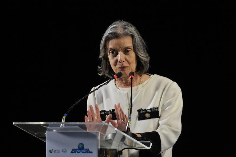 Interlocutores de C&aacute;rmen L&uacute;cia t&ecirc;m dito que qualquer ministro pode levar um habeas corpus diretamente &agrave; mesa do plen&aacute;rio