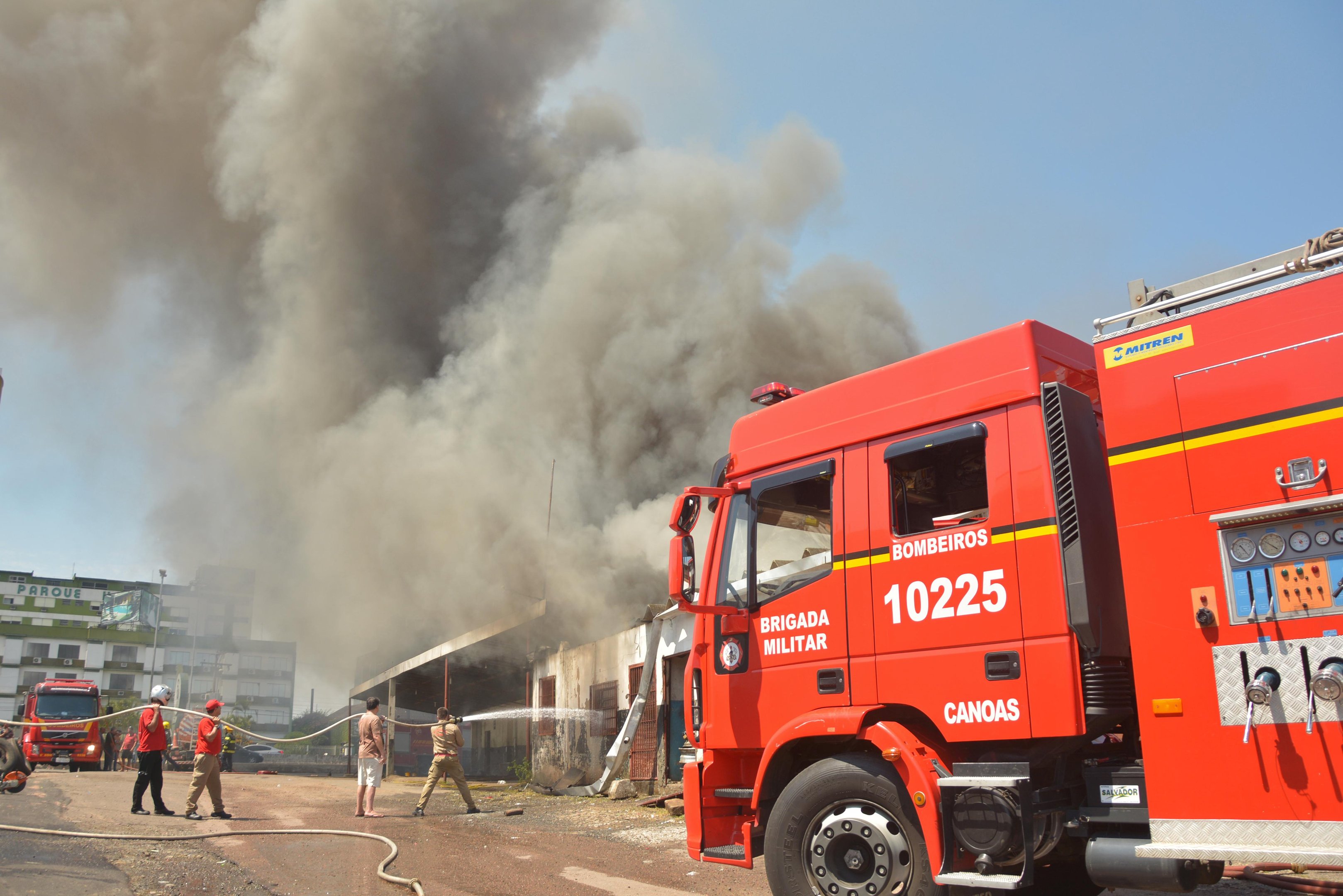 Inc&ecirc;ndio atinge f&aacute;brica de pneus em Canoas