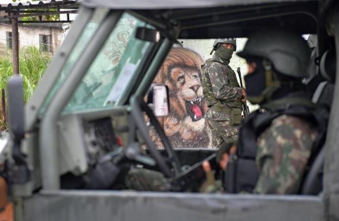 Interven&ccedil;&atilde;o militar no Rio divide opini&atilde;o de especialistas