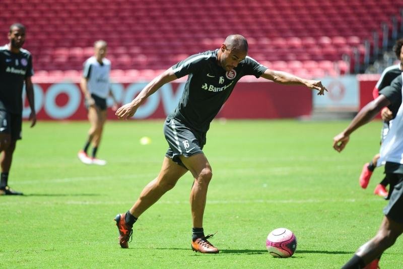 Roger admite sabor especial em chance de eliminar Gr&ecirc;mio do Gauch&atilde;o 