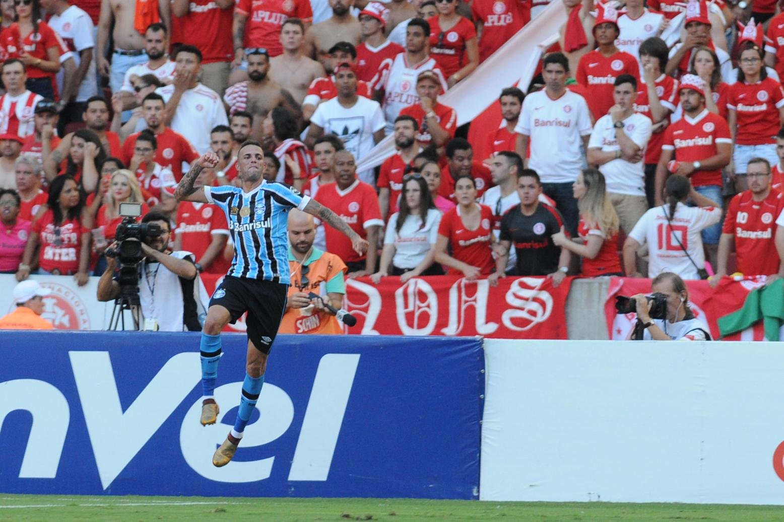 Luan marcou os dois gols que garantiram a vit&oacute;ria do Gr&ecirc;mio no Beira-Rio