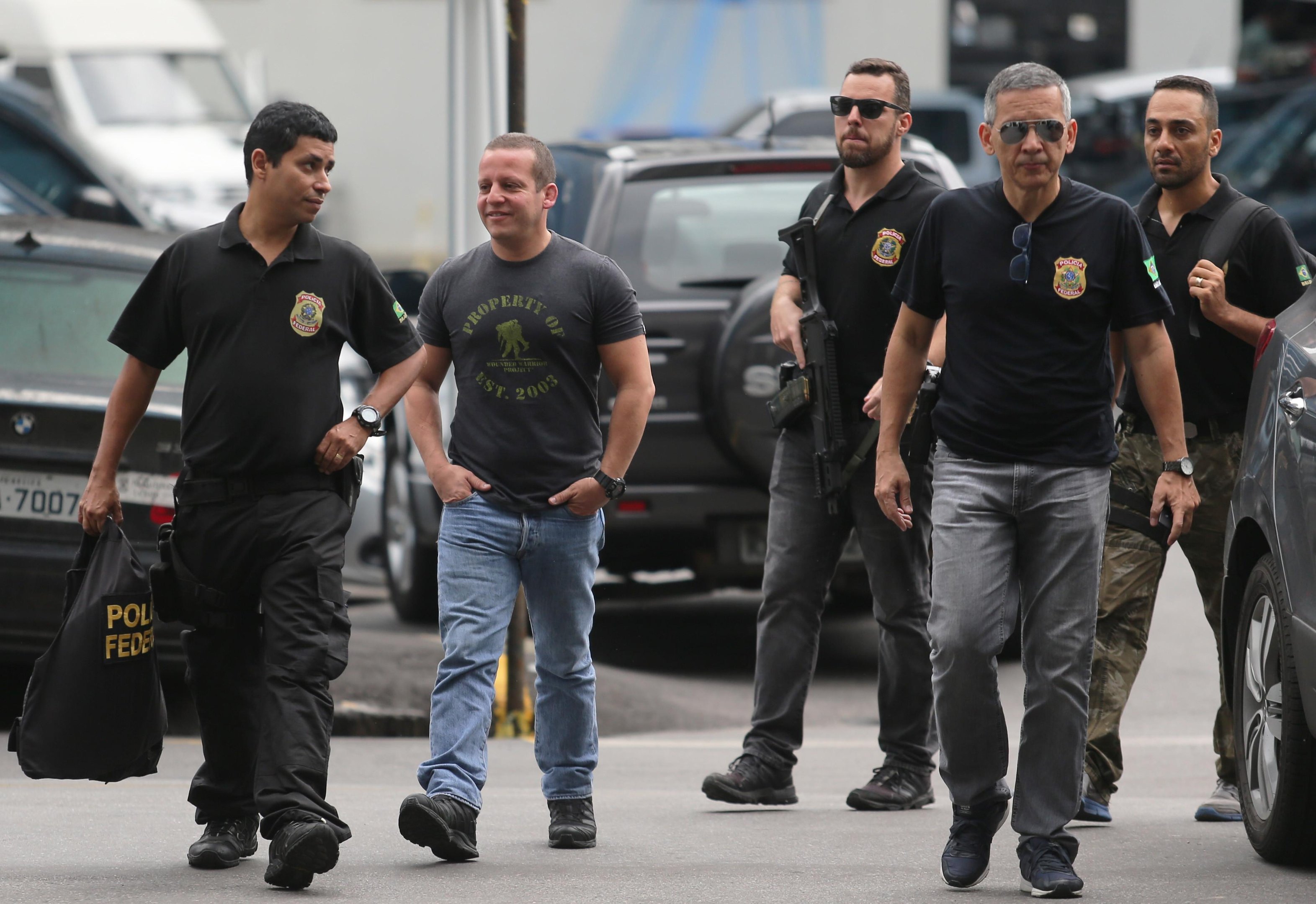 Delegado Marcelo Martins, atual diretor-geral de Pol&iacute;cia Especializada, &eacute; conduzido por policiais ao ser preso no Rio