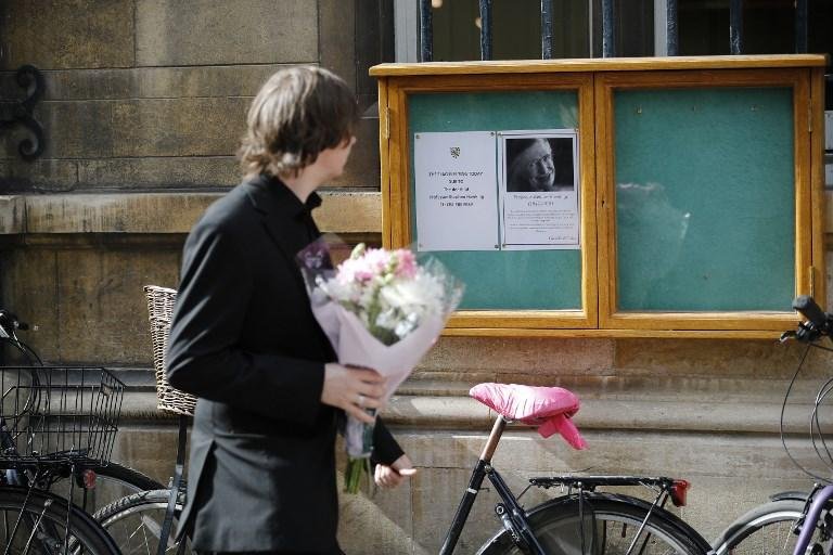 Universidade de Cambridge homenageia Stephen Hawking