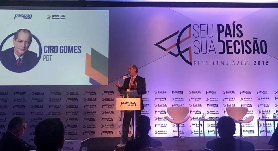 Ciro Gomes, procurou nesta quarta se distanciar da pol&iacute;tica econ&ocirc;mica do segundo mandato do presidente Luiz In&aacute;cio Lula da Silva