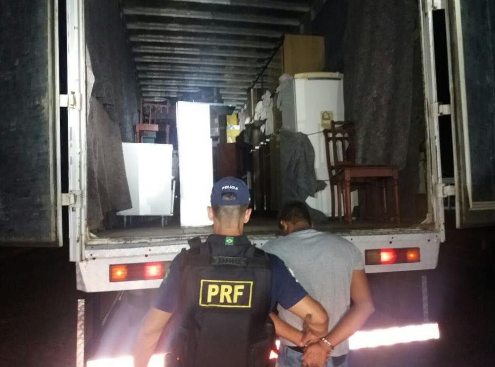 Mais de 115 mil ma&ccedil;os de cigarro s&atilde;o encontrados em caminh&atilde;o de mudan&ccedil;a em Pelotas 