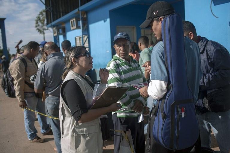 &Iacute;ndios venezuelanos buscam ref&uacute;gio no Brasil, sem planos de inser&ccedil;&atilde;o