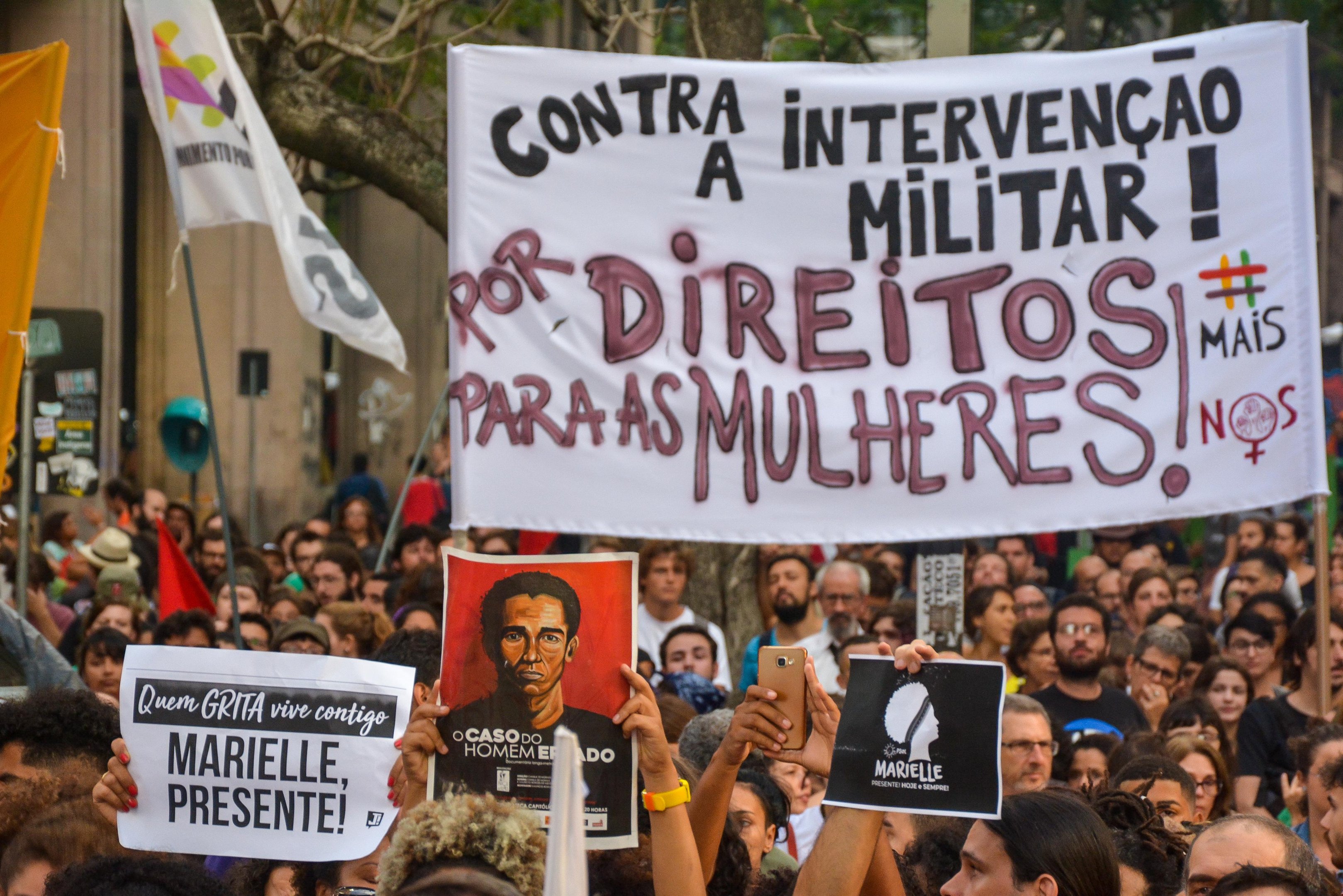 Tom cr&iacute;tico e emotivo marca ato em homenagem &agrave; Marielle Franco na Esquina Democr&aacute;tica