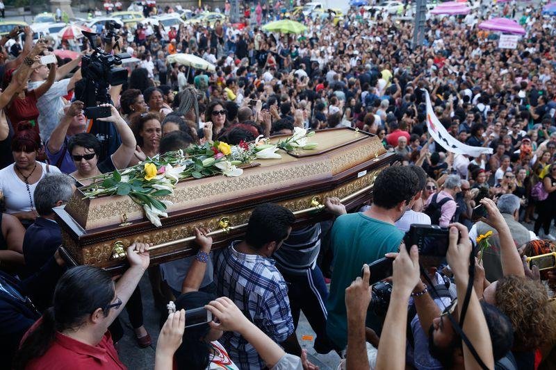 Corpo da vereadora Marielle &eacute; sepultado no Rio