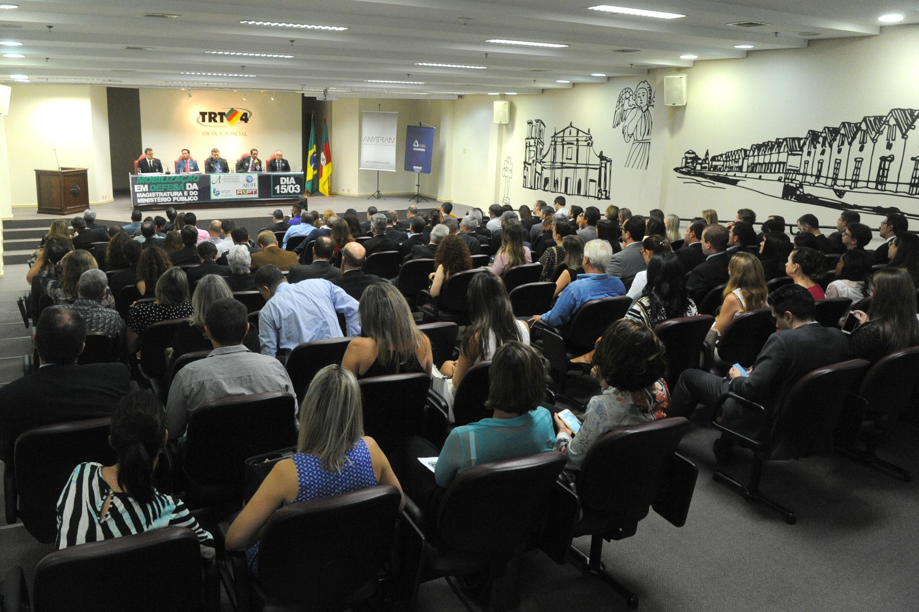 Ato protestou contra "sataniza&ccedil;&atilde;o" da magistratura enquanto combate a corrup&ccedil;&atilde;o