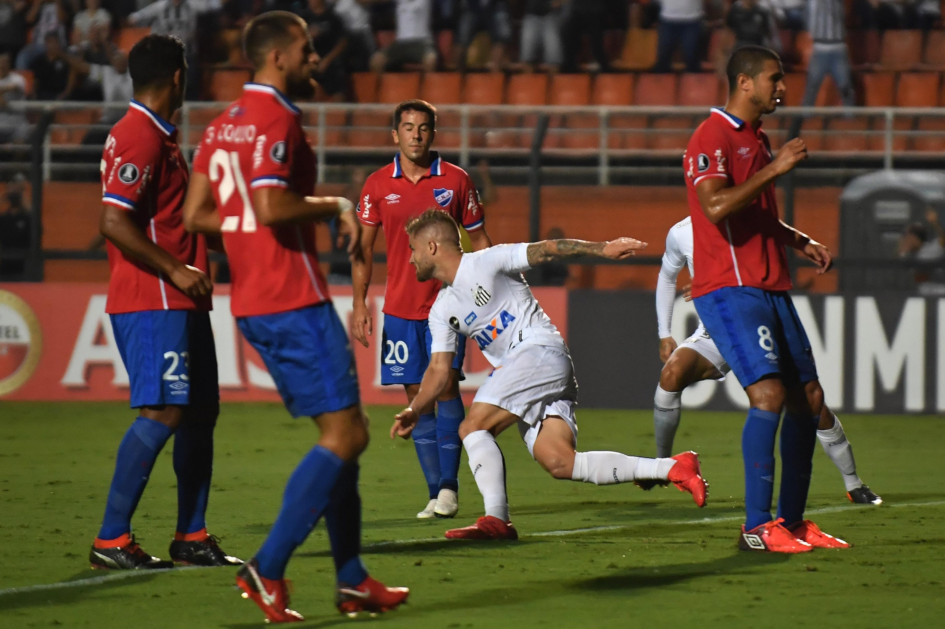Sasha marcou dois goles na vit&oacute;ria sobre os uruguaios na Vila Belmiro