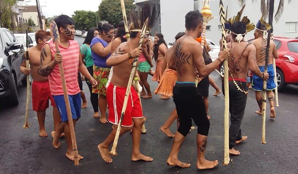 &Iacute;ndios realizaram um ato pac&iacute;fico enquanto ocorria audi&ecirc;ncia