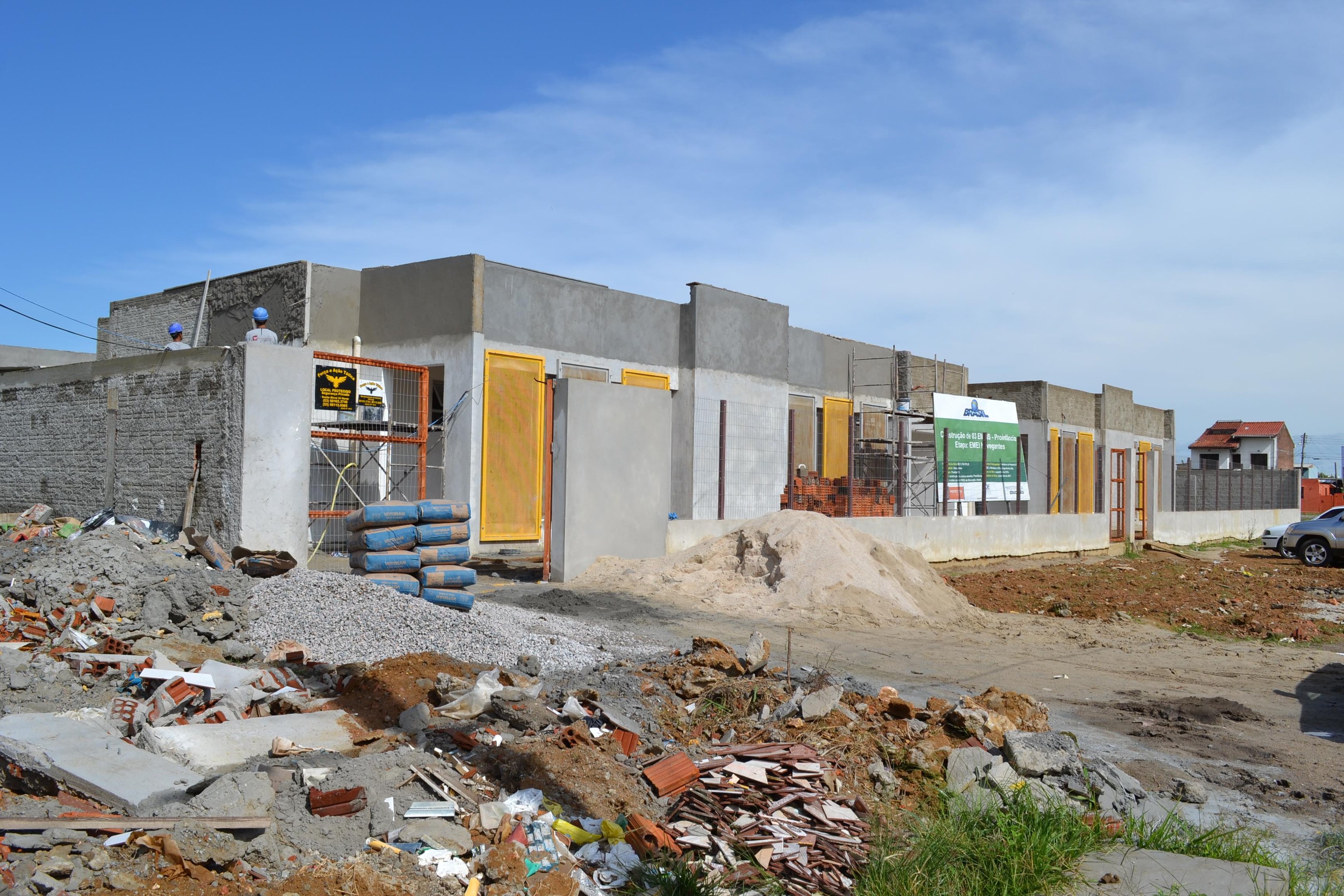 Um dos pr&eacute;dios, no bairro Navegantes, deve estar conclu&iacute;do at&eacute; o fim de abril
