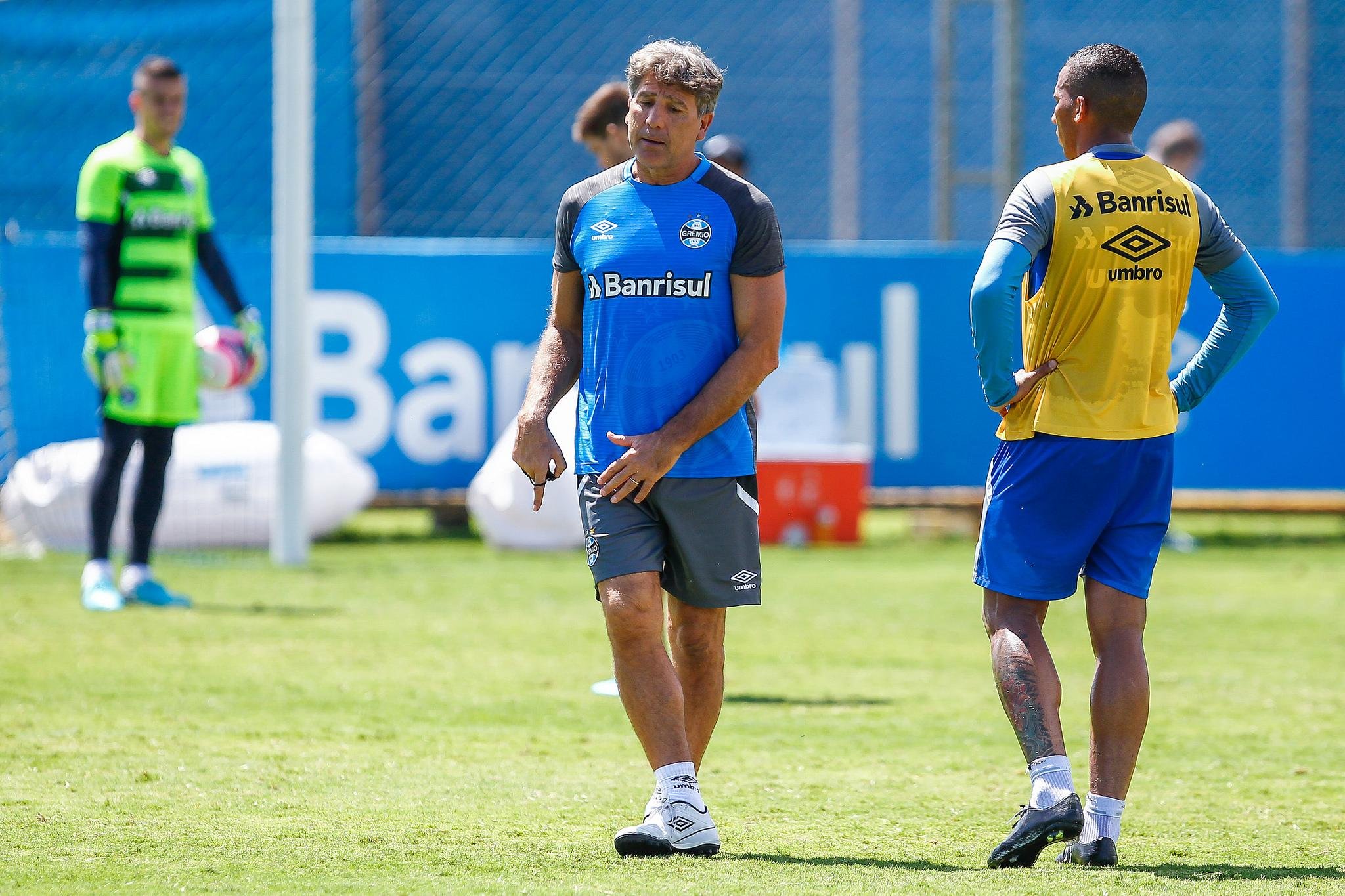 Dividido em tr&ecirc;s times, Gr&ecirc;mio treinou na manh&atilde; desta sexta no CT Luiz Carvalho