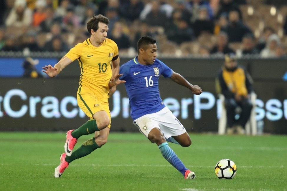 Alex Sandro ganhar&aacute; chance ap&oacute;s les&atilde;o de Filipe Luis