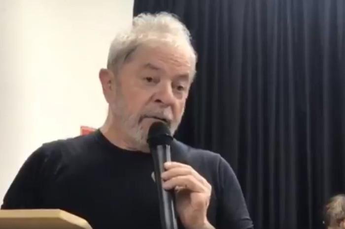 Ex-presidente falou, no lan&ccedil;amento do livro "A Verdade Vencer&aacute;", que eventual deten&ccedil;&atilde;o ser&aacute; "barb&aacute;rie jur&iacute;dica"