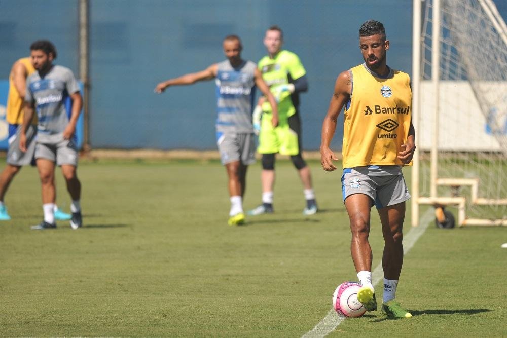 L&eacute;o Moura foi relacionado para Gre-Nal e treinou com demais jogadores na manh&atilde; deste s&aacute;bado