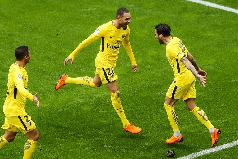 Daniel Alves marca em vit&oacute;ria de virada do PSG sobre Nice 