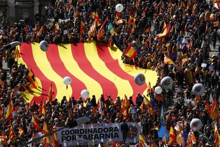 Milhares de anti-separatistas pedem sensatez na Catalunha