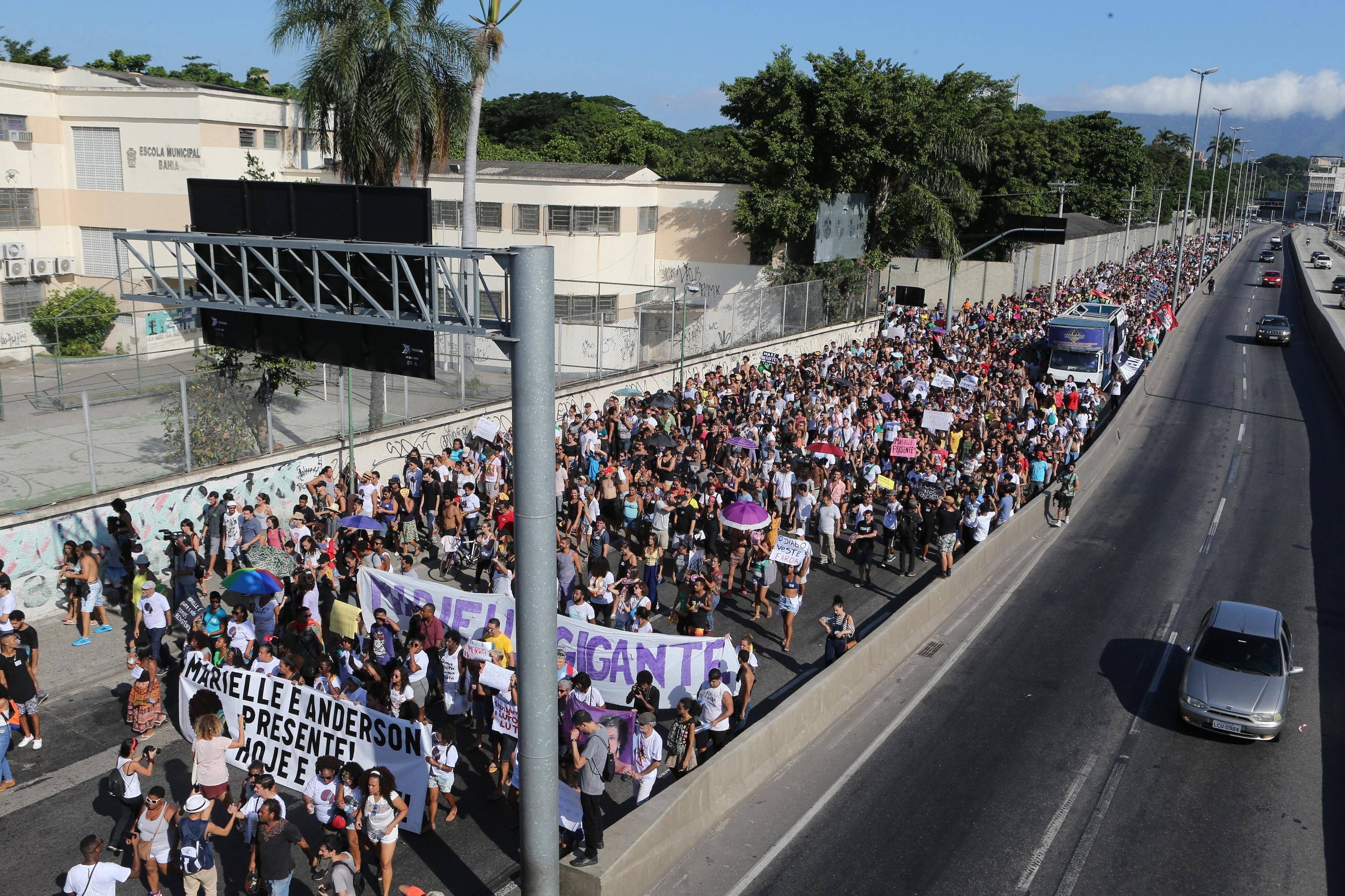 Manifesta&ccedil;&atilde;o na Mar&eacute; reuniu milhares de pessoas em homenagem &agrave; Marielle