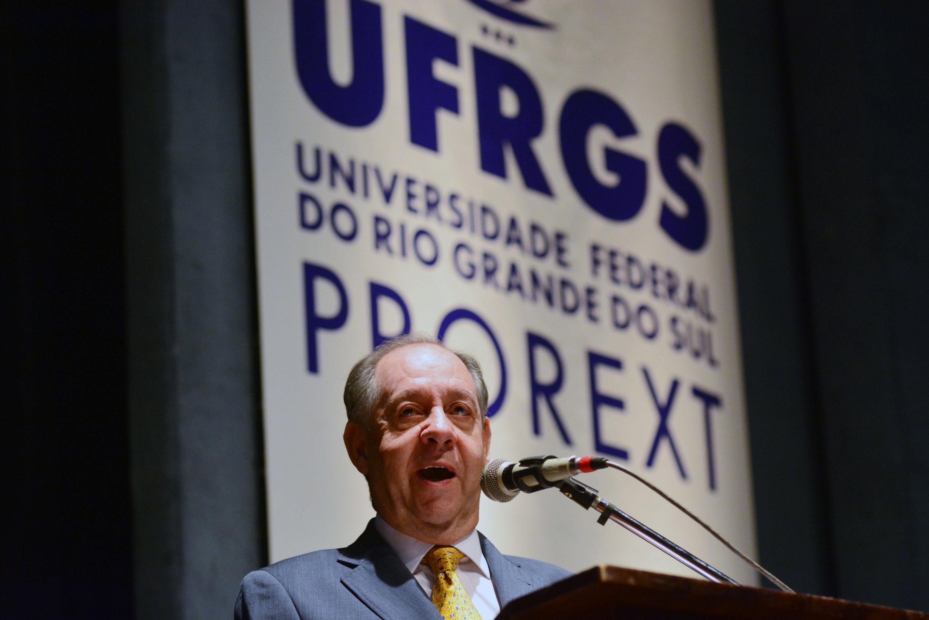 Ex-ministro Clelio Campolina Diniz durante aula magna na Ufrgs