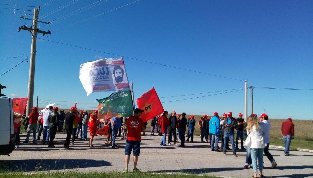 Apoiadores de Lula, integrantes do MST, concentraram-se em frente ao aeroporto