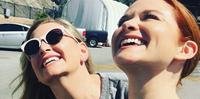 Jessica Capshaw e Sarah Drew fizeram registro da homenagem pelo Instagram