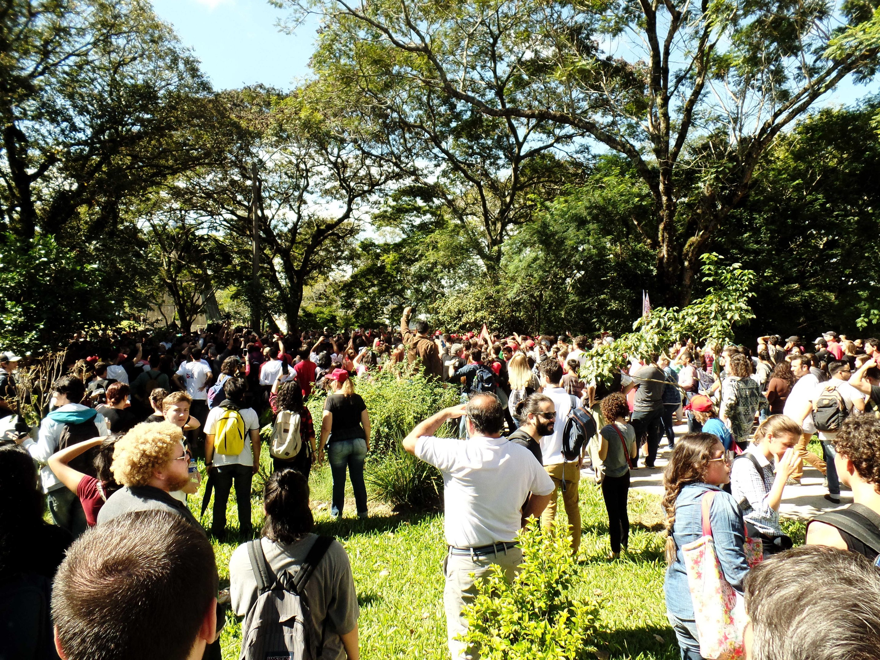Apoiadores do ex-presidente acabaram trocando empurr&otilde;es com os manifestantes do Movimento Brasil Livre no campus