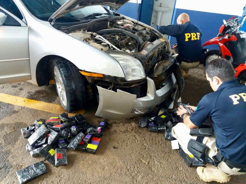 Ve&iacute;culo &eacute; apreendido com mais de R$ 100 mil eletr&ocirc;nicos do Paraguai 