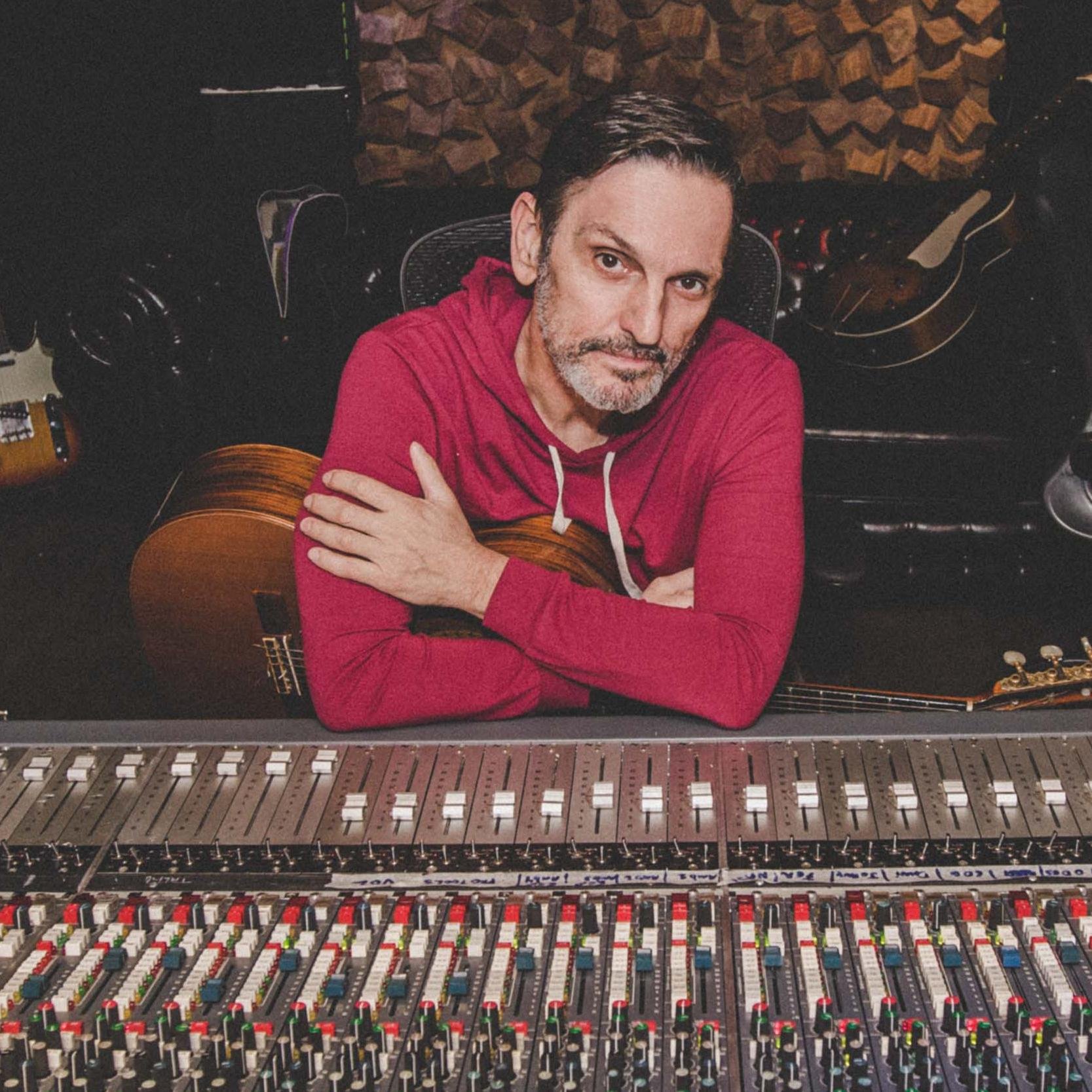 Paulo Miklos definiu que novo disco "foi cheio de encontros muito felizes&rdquo;