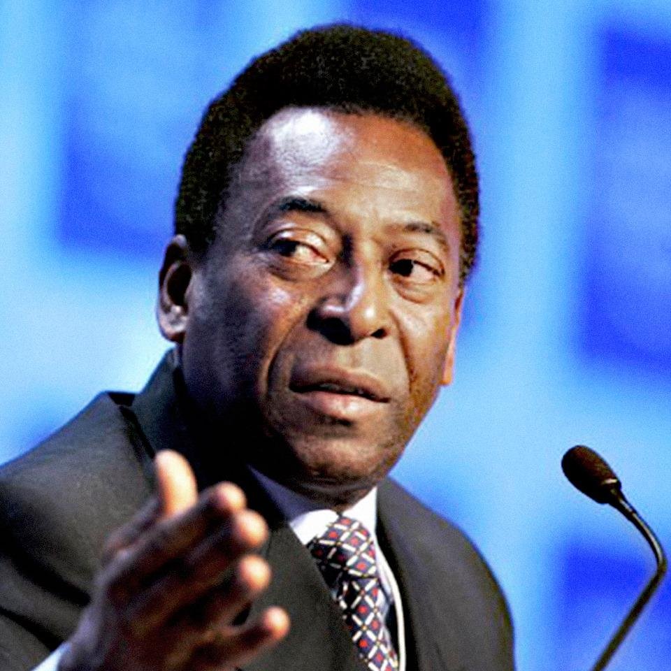 Pel&eacute; cancela viagem &agrave; R&uacute;ssia por problema no joelh