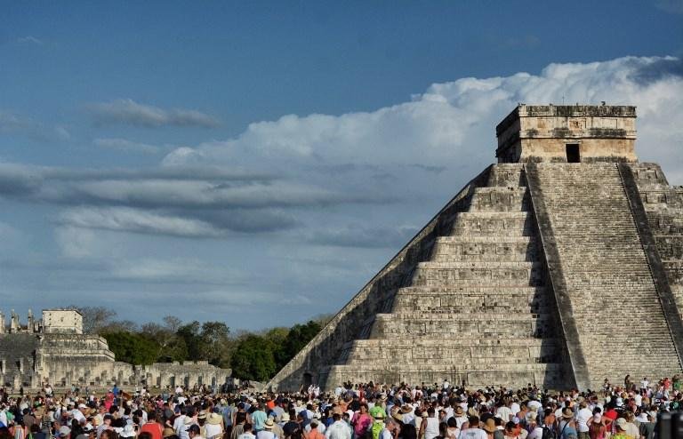 Mexicanos escalam pir&acirc;mides para celebrar equin&oacute;cio