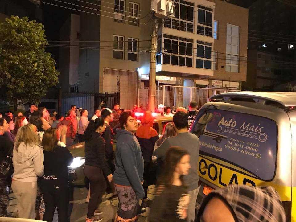 Moradores protestaram durante a madrugada pedindo justi&ccedil;a por Nayara