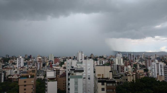 Chuva dever&aacute; vir acompanhada de granizo, vento forte e raios