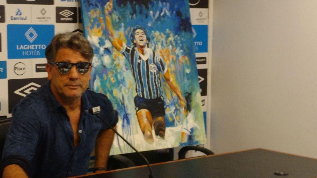 Renato ganhou um quadro de presente no CT Luiz Carvalho