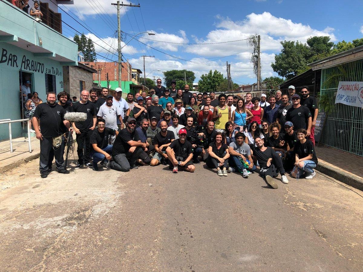 Equipe de "Glass" registrando o fim das filmagens no Brasil