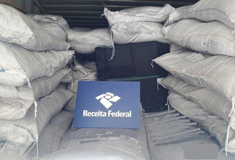 Cerca de duas toneladas da droga estavam escondidas em cont&ecirc;ineres de alimentos