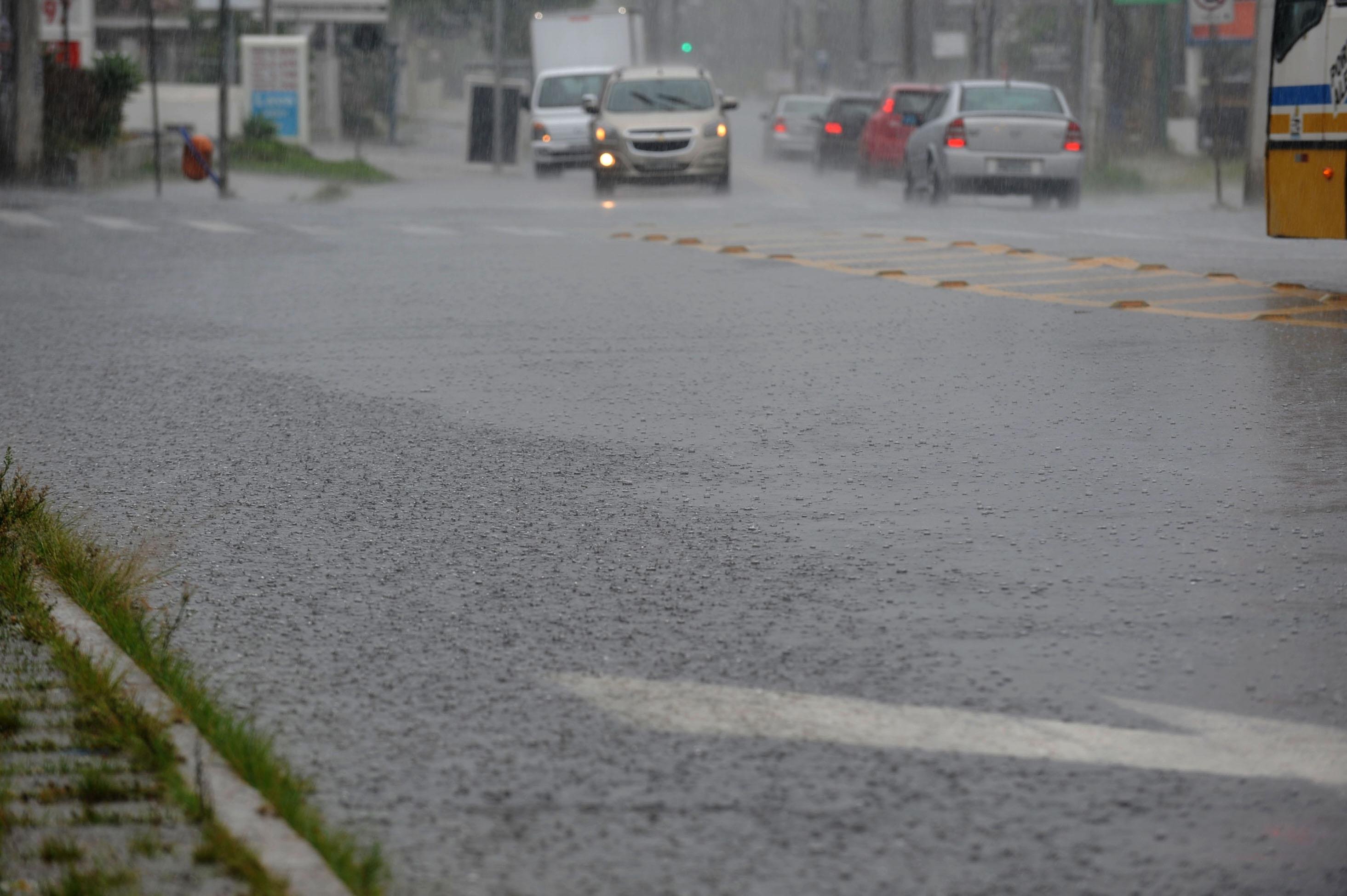 Porto Alegre tem chance de chuva forte neste s&aacute;bado