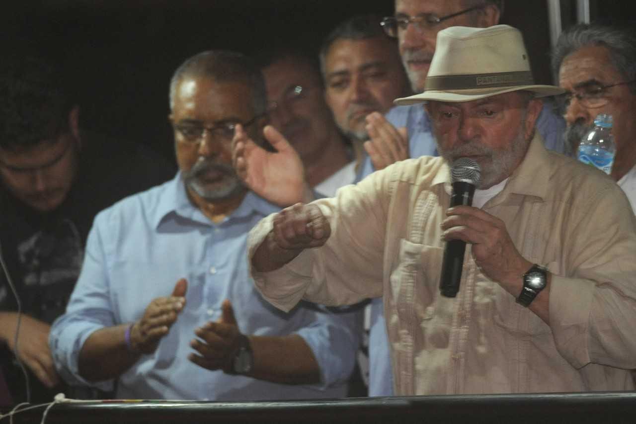 Ex-presidente discursou para milhares de pessoas, ao finalizar caravana pelo RS, em S&atilde;o Leopoldo