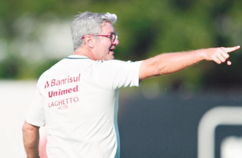 T&eacute;cnico Odair ter&aacute; tr&ecirc;s semanas livres para treinar time antes de encarar o Vit&oacute;ria