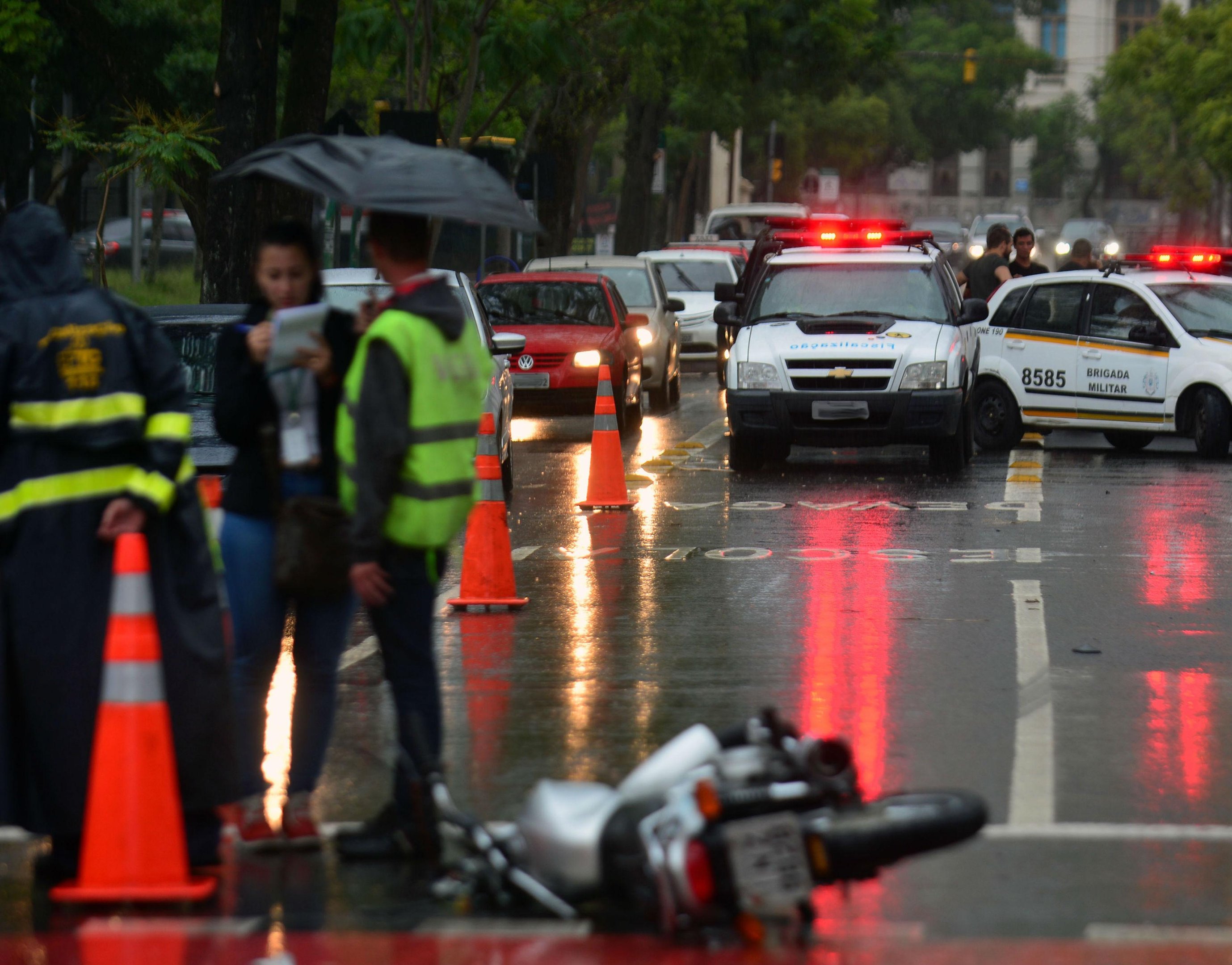 Piloto de uma Honda Titan, com placa de Porto Alegre, foi atingido por um autom&oacute;vel na Avenida Osvaldo Aranha