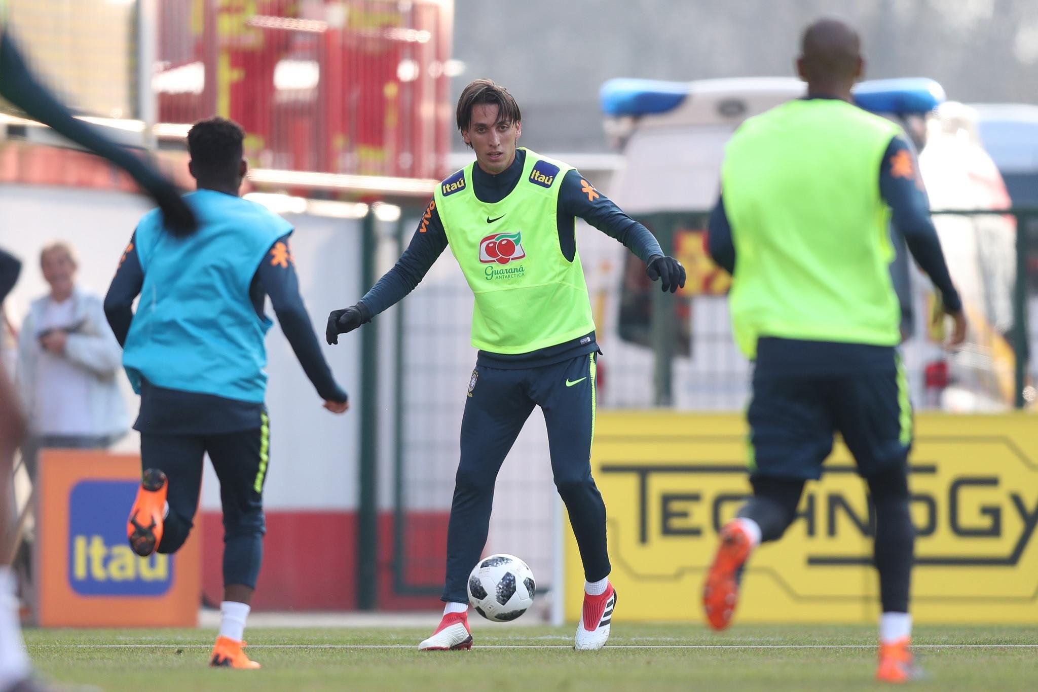 Geromel, que entrou no final da partida contra a R&uacute;ssia, trabalha com bola