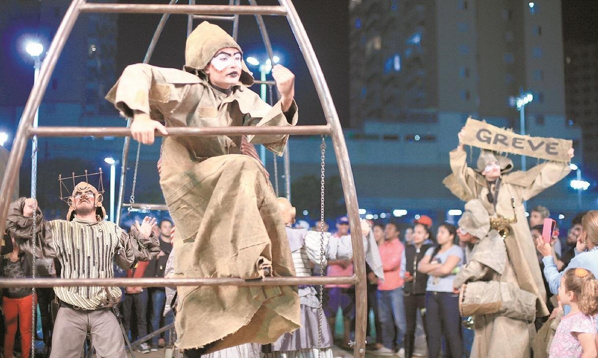Cena do espet&aacute;culo "Caliban", uma das muitas montagens do grupo nesta atual fase de comemora&ccedil;&atilde;o