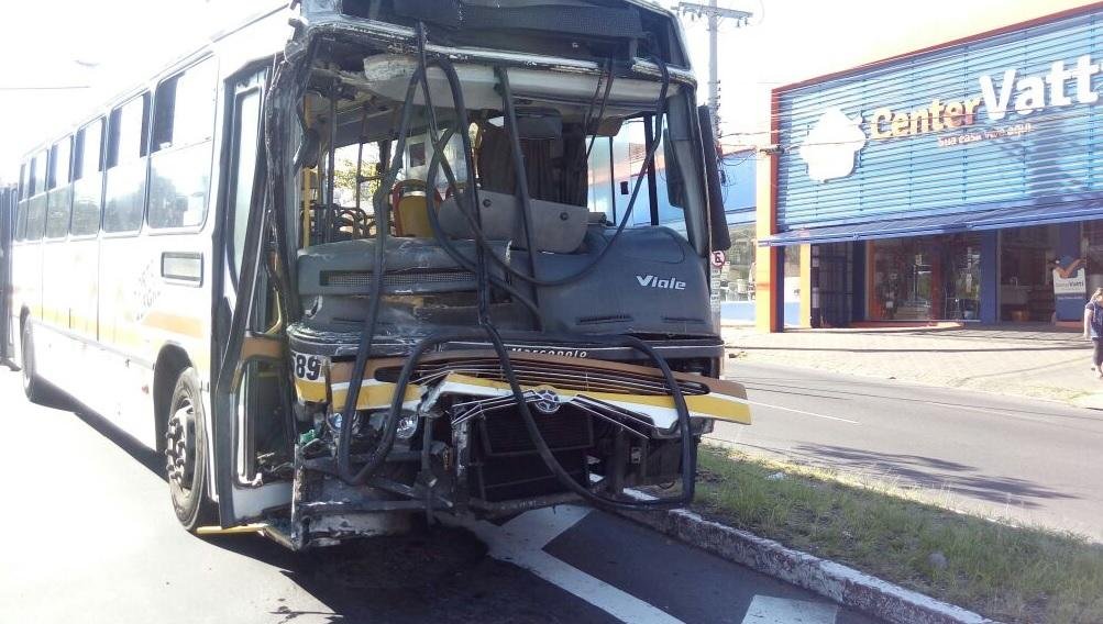 Colis&atilde;o entre dois &ocirc;nibus deixa 25 feridos em Porto Alegre 