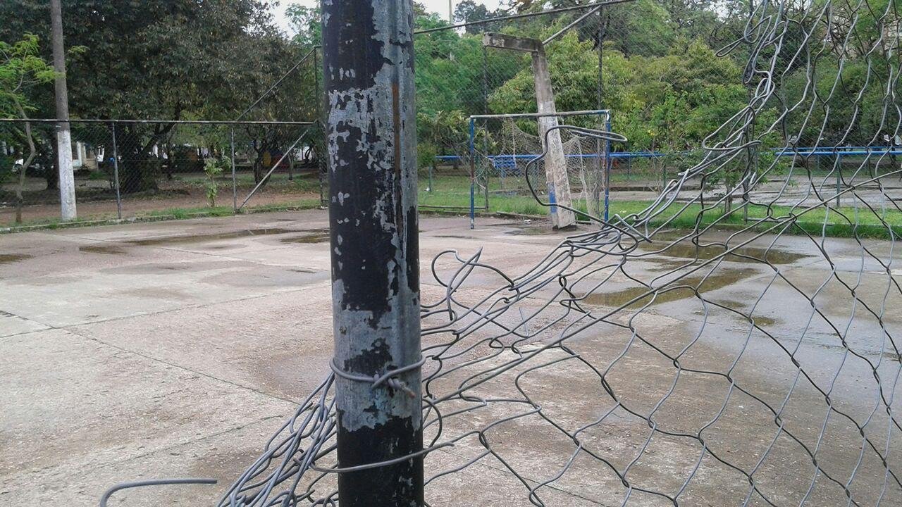 As telas no entorno de quadras est&atilde;o rompidas e com arames expostos